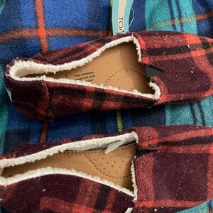 Brand New Tom’s Size 8 Women with fur inside
